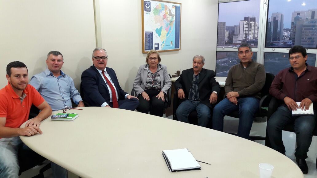 da esquerda para a direita: Élder Donida de Melo - Empresario Rural Vanderlei Magalhães - Vereador Pedro Wetsphalen - Secretario Estadual dos Transportes Zilá Bretembach - Deputada Estadual Josilco Oliveira dos Santos - Diretor de Trânsito Francisco Dutra Borges - Diretor de departamento Paulo Silva Secretário da Administração